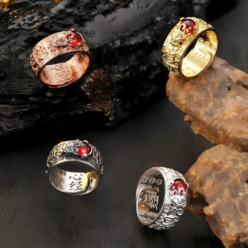 Anillo de Riqueza Feng Shui con Granate y Diseño de PiXiu