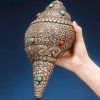 吉祥八紋を刻むチベット法螺貝(シャンカ)の装飾品:浄化と繁栄を呼ぶインテリア Tibetan Shankha Conch Shell Home Decoration with Eight Auspicious Symbols