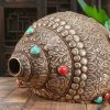 吉祥八紋を刻むチベット法螺貝(シャンカ)の装飾品:浄化と繁栄を呼ぶインテリア Tibetan Shankha Conch Shell Home Decoration with Eight Auspicious Symbols