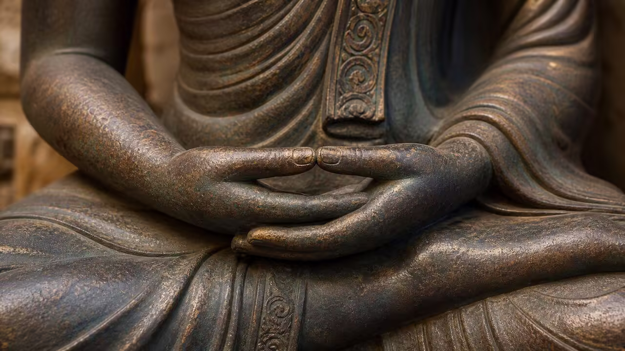 Manos en Dhyana Mudra Primer plano de las manos de una estatua de Buda en Dhyana Mudra sobre el regazo.
