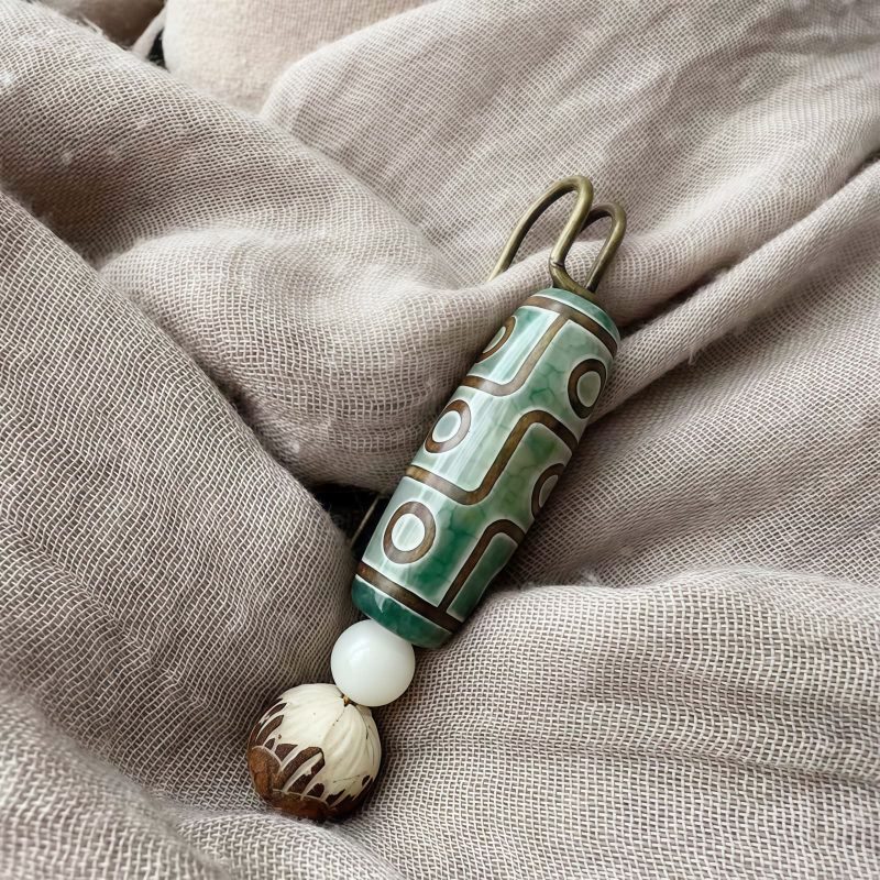 Tibetan Nine-Eye Dzi Bead Bodhi Seed Brooch Tibetan Nine-Eye Dzi Bead Bodhi Seed Brooch