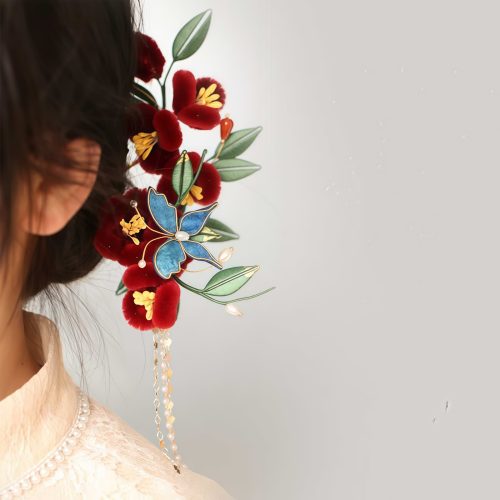 華麗な赤花と蒼い蝶の髪飾り:漢服や装いを彩る中国伝統美のアクセント 華麗な赤花と蒼い蝶の髪飾り:漢服や装いを彩る中国伝統美のアクセント