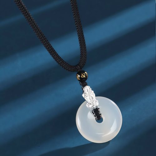 Collar Pi Xiu de Ágata Blanca: Sinergia de Plata de Ley y Sándalo