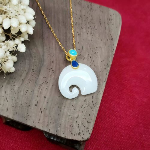 Collar con Elefante de Jade Blanco: Amuleto de Suerte y Sabiduría