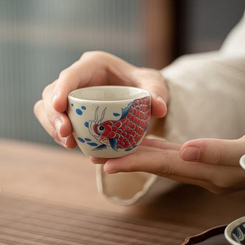 縁起を運ぶ中国磁器の茶杯｜錦鯉と吉祥文様の美