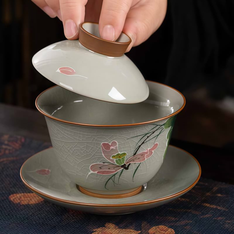 Chinese Ceramic Gaiwan Koi Fish Teacup Set with Saucer and Lid Chinese Ceramic Gaiwan Koi Fish Teacup Set with Saucer and Lid
