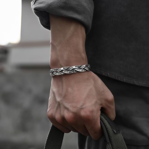 鯉の彫刻入り 純銅製ツイストバングル:幸運と飛躍のシンボル 鯉の彫刻入り 純銅製ツイストバングル:幸運と飛躍のシンボル