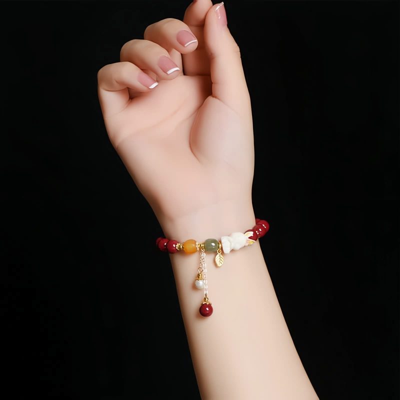 Zinnober- und Hetian-Jade-Armband: Hasen-Glücksbringer für Harmonie Cinnabar and Jade Bunny Blessing Bracelet