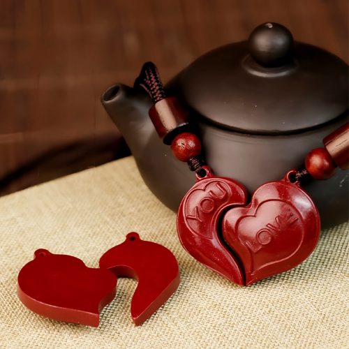 二人の絆を深める「天然本朱砂」ハートペアネックレス
