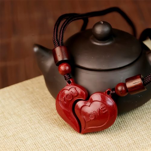 二人の絆を深める「天然本朱砂」ハートペアネックレス