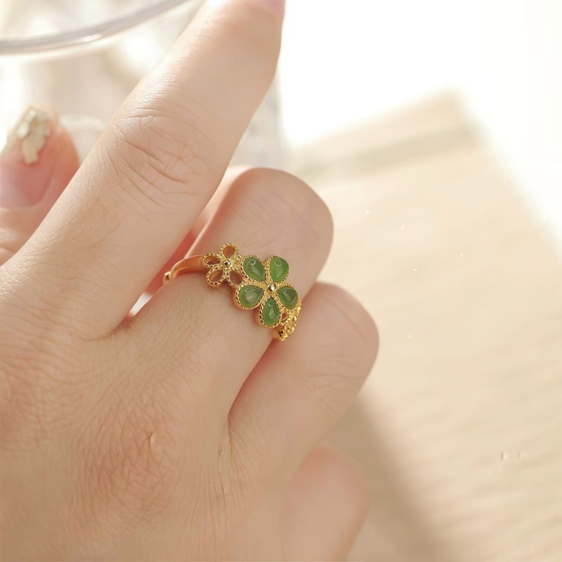 Anillo de Prosperidad en Jade Hetian y Plata 925 con Flor Dorada Hetian Jade Prosperity Ring in 925 Silver with Gold Flower