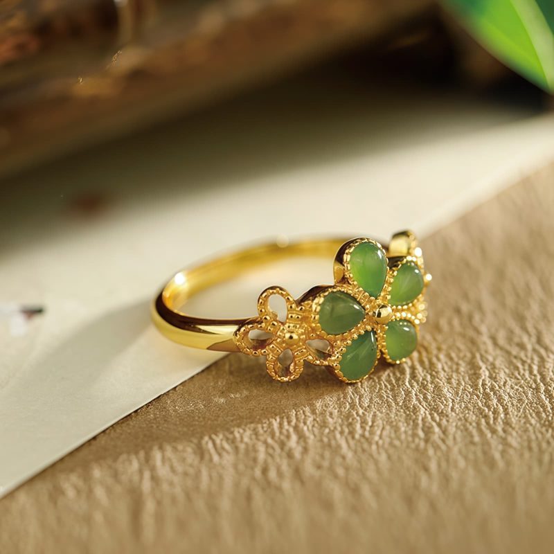Anillo de Prosperidad en Jade Hetian y Plata 925 con Flor Dorada Hetian Jade Prosperity Ring in 925 Silver with Gold Flower