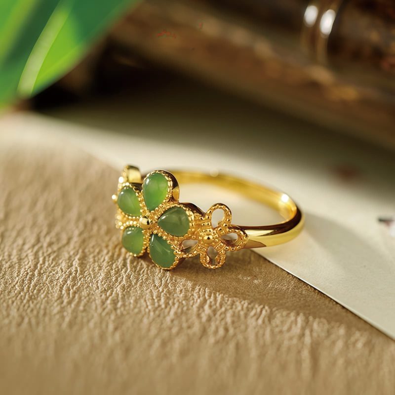 Anillo de Prosperidad en Jade Hetian y Plata 925 con Flor Dorada Hetian Jade Prosperity Ring in 925 Silver with Gold Flower