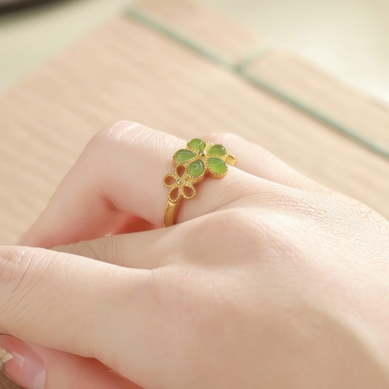 Anillo de Prosperidad en Jade Hetian y Plata 925 con Flor Dorada Hetian Jade Prosperity Ring in 925 Silver with Gold Flower