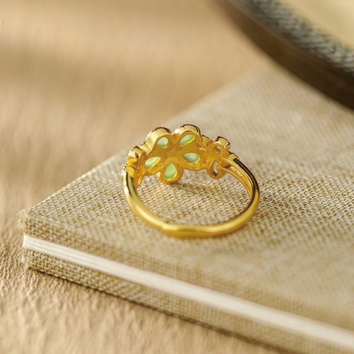 和田玉の繁栄を呼ぶリング - 925シルバーと金色の花細工