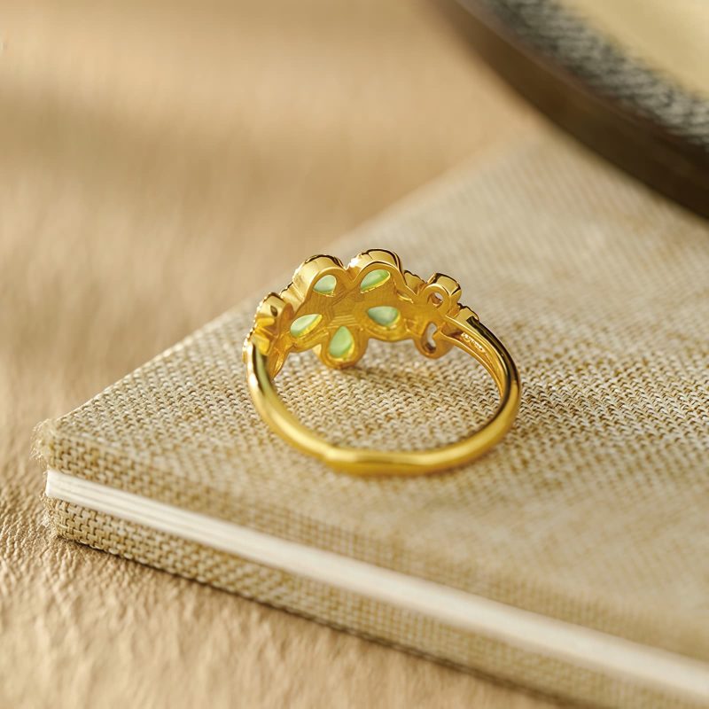Anillo de Prosperidad en Jade Hetian y Plata 925 con Flor Dorada Hetian Jade Prosperity Ring in 925 Silver with Gold Flower