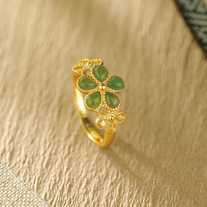Anillo de Prosperidad en Jade Hetian y Plata 925 con Flor Dorada Hetian Jade Prosperity Ring in 925 Silver with Gold Flower