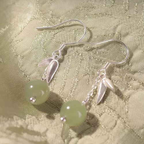 和田玉 竹の葉モチーフ 揺れるピアス(純銀999) 和田玉 竹の葉モチーフ 揺れるピアス(純銀999)