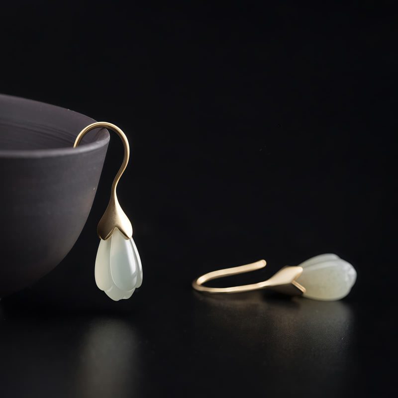 Pendientes de Jade Hetian y Plata: Elegancia en Flor de Magnolia Hetian Jade Magnolia Drop Earrings