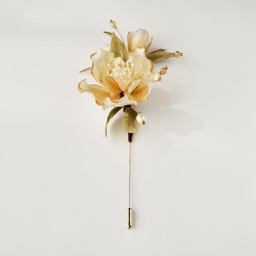 Broche de Camélia Branca em Seda Mulberry Feito à Mão Broche de Camélia Branca em Seda Mulberry Feito à Mão