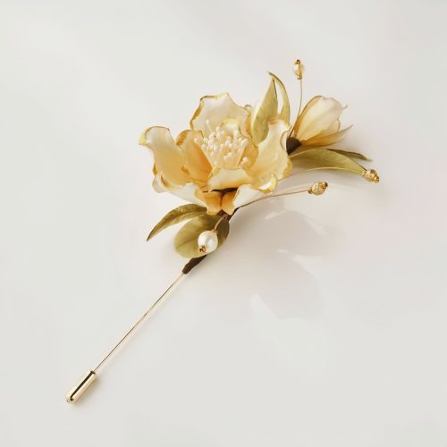 Broche de Camélia Branca em Seda Mulberry Feito à Mão Broche de Camélia Branca em Seda Mulberry Feito à Mão