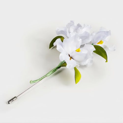 Brosche „Weiße Iris“ aus edler Maulbeerseide
