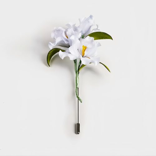 Brosche „Weiße Iris“ aus edler Maulbeerseide