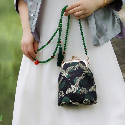 Retro-Tasche mit chinesischer Stickerei und Perlenkette Retro-Tasche mit chinesischer Stickerei und Perlenkette