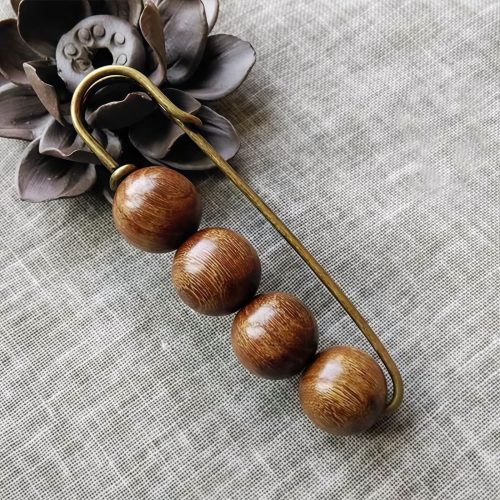 Heilsame Vintage-Brosche aus edlen Sandelhölzern