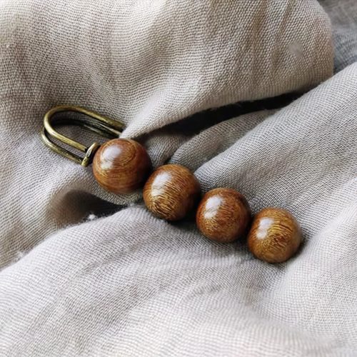 Heilsame Vintage-Brosche aus edlen Sandelhölzern