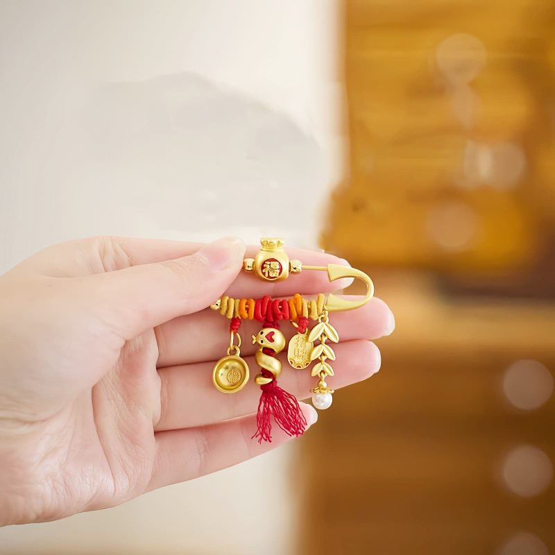 Brosche „Jahr der Schlange“ aus Kupfer mit Glücksbeutel Copper Year of the Snake Brooch with Lucky Fortune Bag