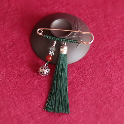 Retro-Brosche mit Kupferglöckchen und Quasten
