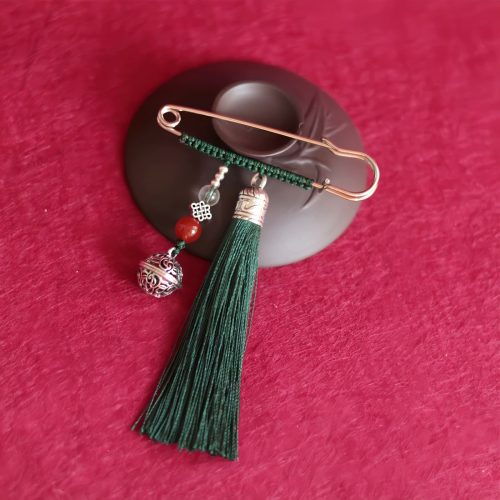 Retro-Brosche mit Kupferglöckchen und Quasten