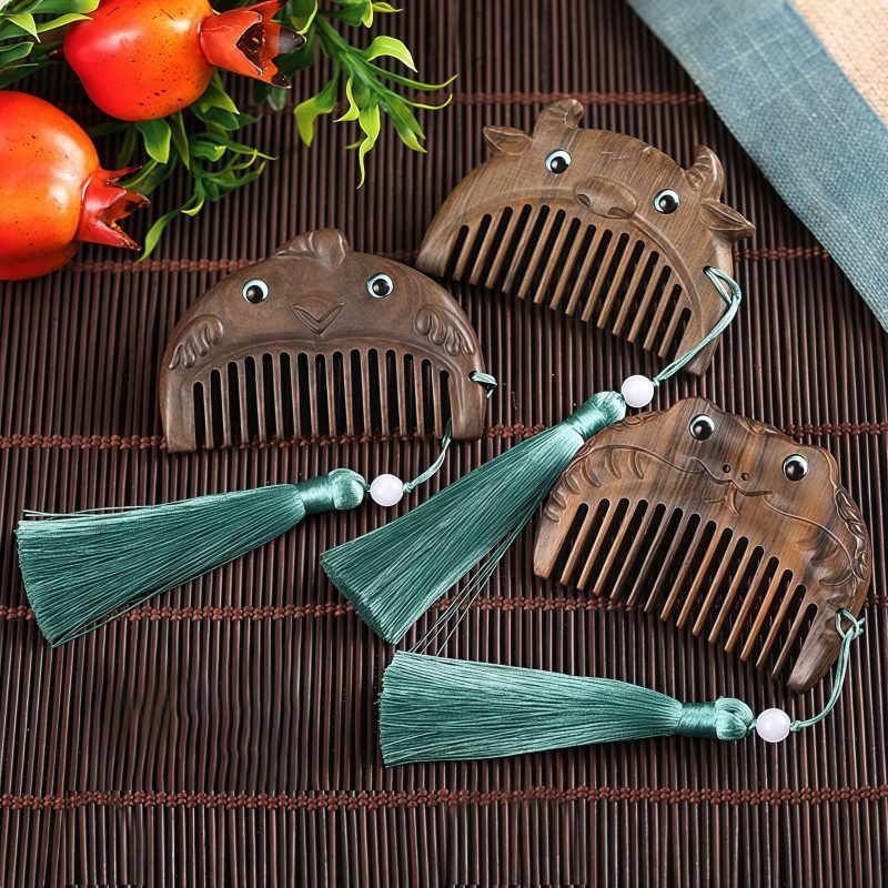 Chinese Zodiac Green Sandalwood Portable Comb Chinese Zodiac Green Sandalwood Portable Comb