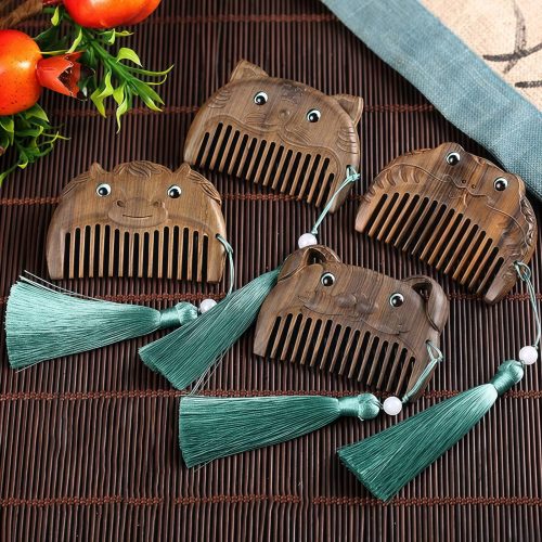 Taschenkamm aus grünem Sandelholz mit chinesischen Tierkreiszeichen