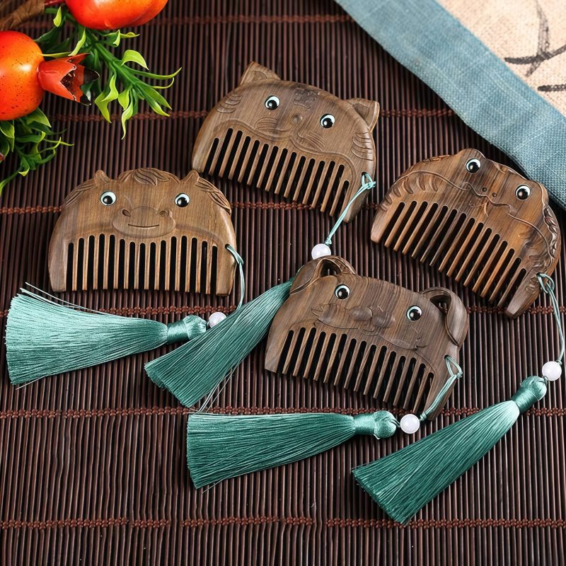 Chinese Zodiac Green Sandalwood Portable Comb Chinese Zodiac Green Sandalwood Portable Comb
