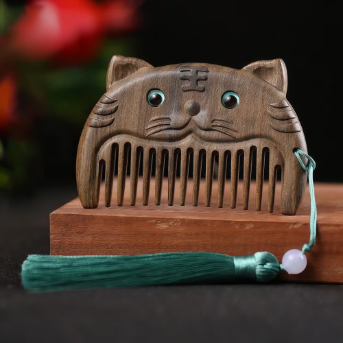 Taschenkamm aus grünem Sandelholz mit chinesischen Tierkreiszeichen