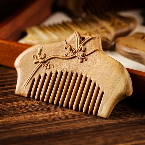 Handgefertigter Kamm aus grünem Sandelholz mit floraler Gravur