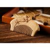 Handgefertigter Kamm aus grünem Sandelholz mit floraler Gravur Green Sandalwood Floral Engraved Comb