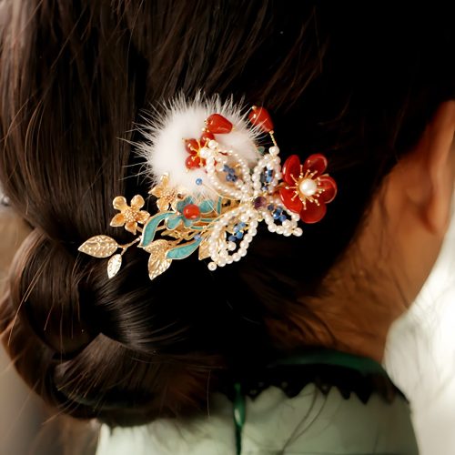 華やぎを添える「赤い花と蝶」のクラシカル・ヘアクリップ