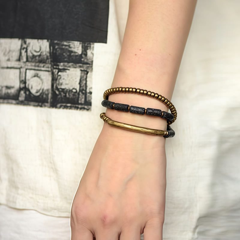 Lava-Gestein & Messing: Mehrlagiges Armband für innere Ruhe Lava Rock Brass Multi-Turn Calm Bracelet