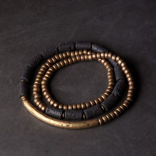 Pulsera Multivuelta de Lava Volcánica y Latón: Equilibrio y Enraizamiento Pulsera Multivuelta de Lava Volcánica y Latón: Equilibrio y Enraizamiento